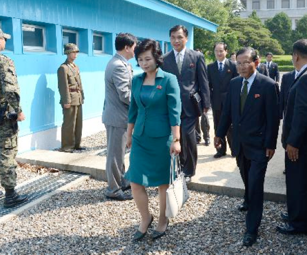 북측 대표단 군사분계선 통과
