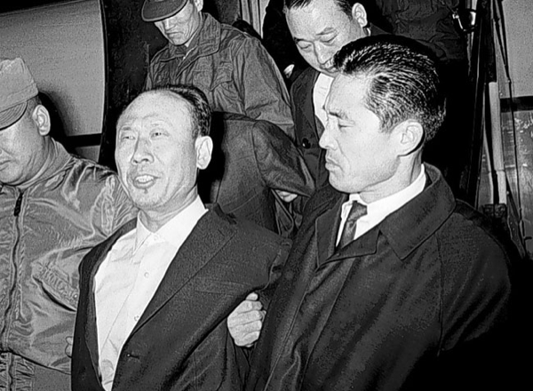 중정요원들에게 체포, 압송되는 이수근씨