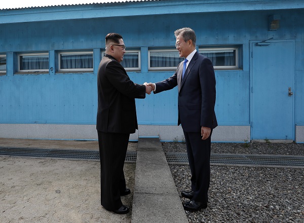 군사분계선에서 악수하는 모습