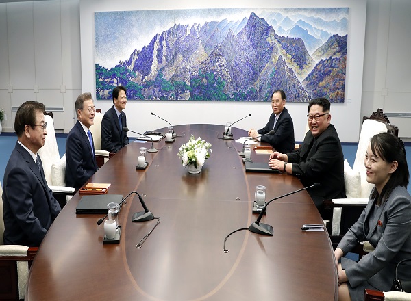 회담하는 모습