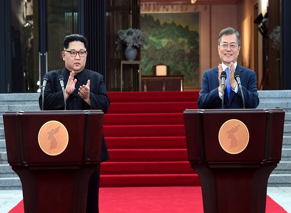 판문점 선언하는 모습