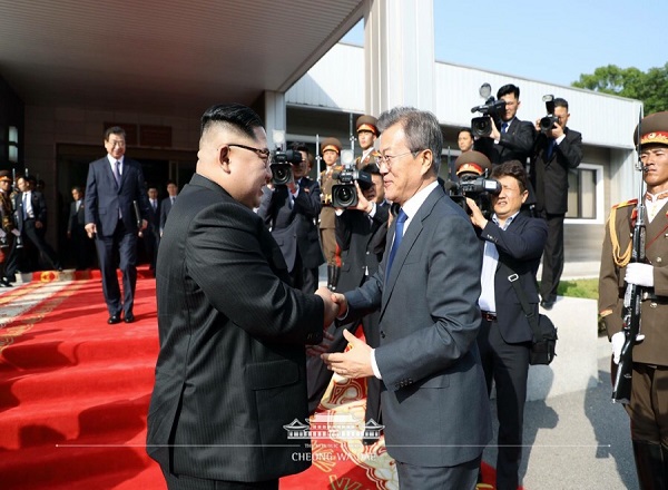 The two leaders shaking hands in front of Tongilgak