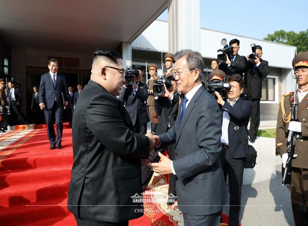 통일각 앞에서 악수하는 모습