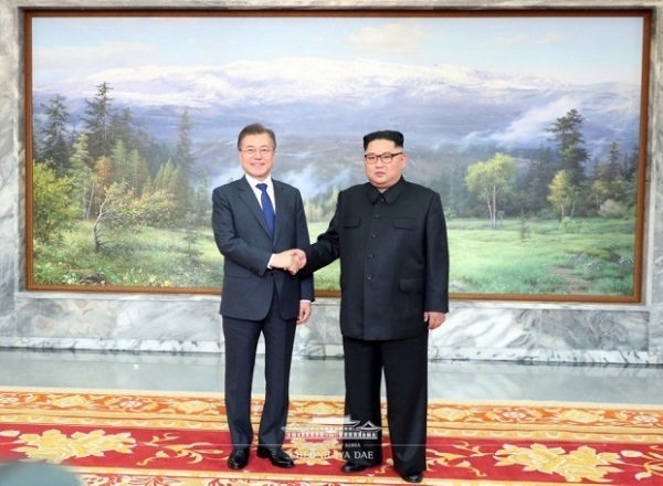 통일각 로비에서 사진 촬영하는 모습