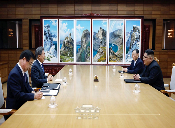 통일각에서 회담하는 모습