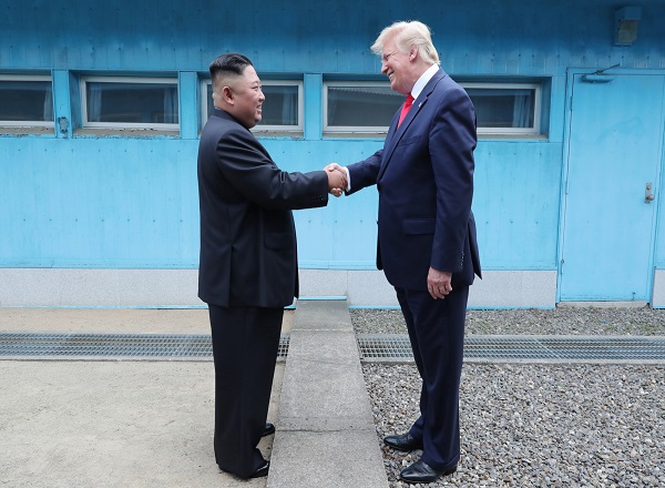 군사분계선에서 악수하는 모습