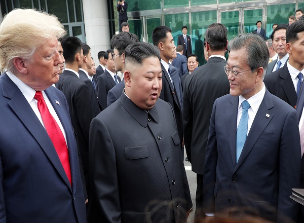 남·북·미 정상이 대화를 나누는 모습